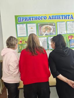 Изучаем материалы стенда по питанию